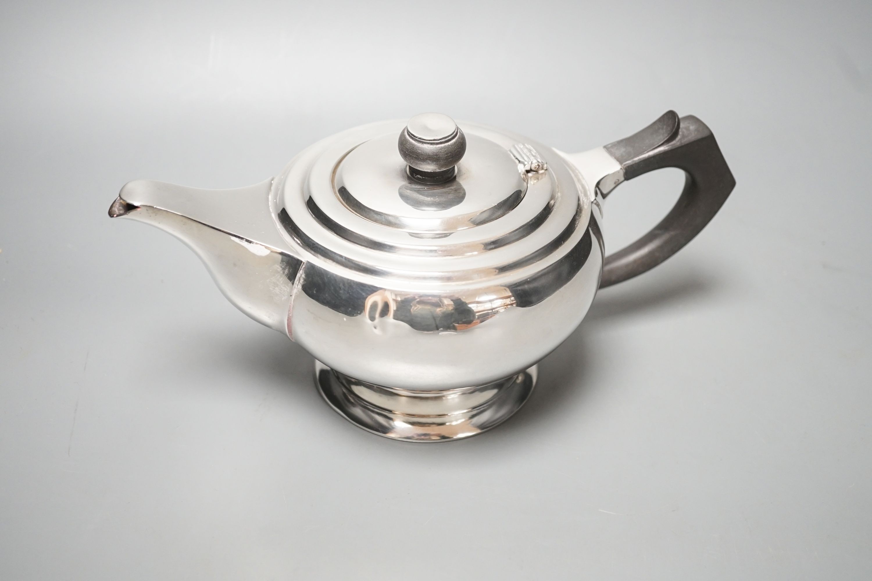 A George V silver teapot, by Joseph Gloster Ltd, gross 15oz.